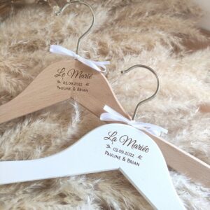 Cintre en bois personnalisé pour mariage – cadeau unique